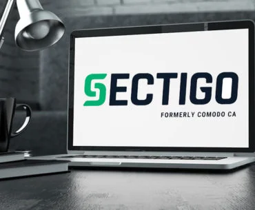 Laptop που προβάλει το λογότυπο της Sectigo